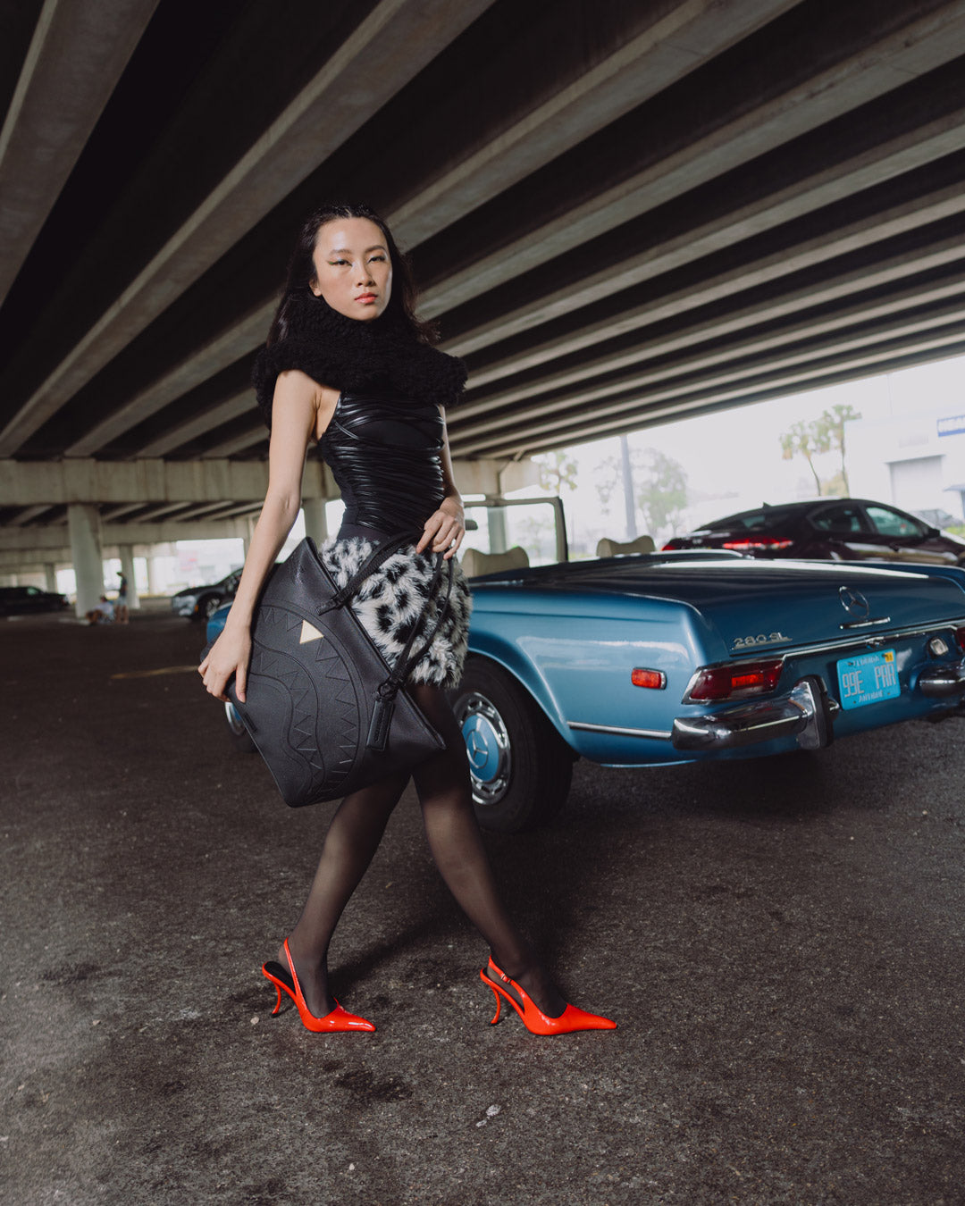 THE GOLDEN FANG SHARK TOTE